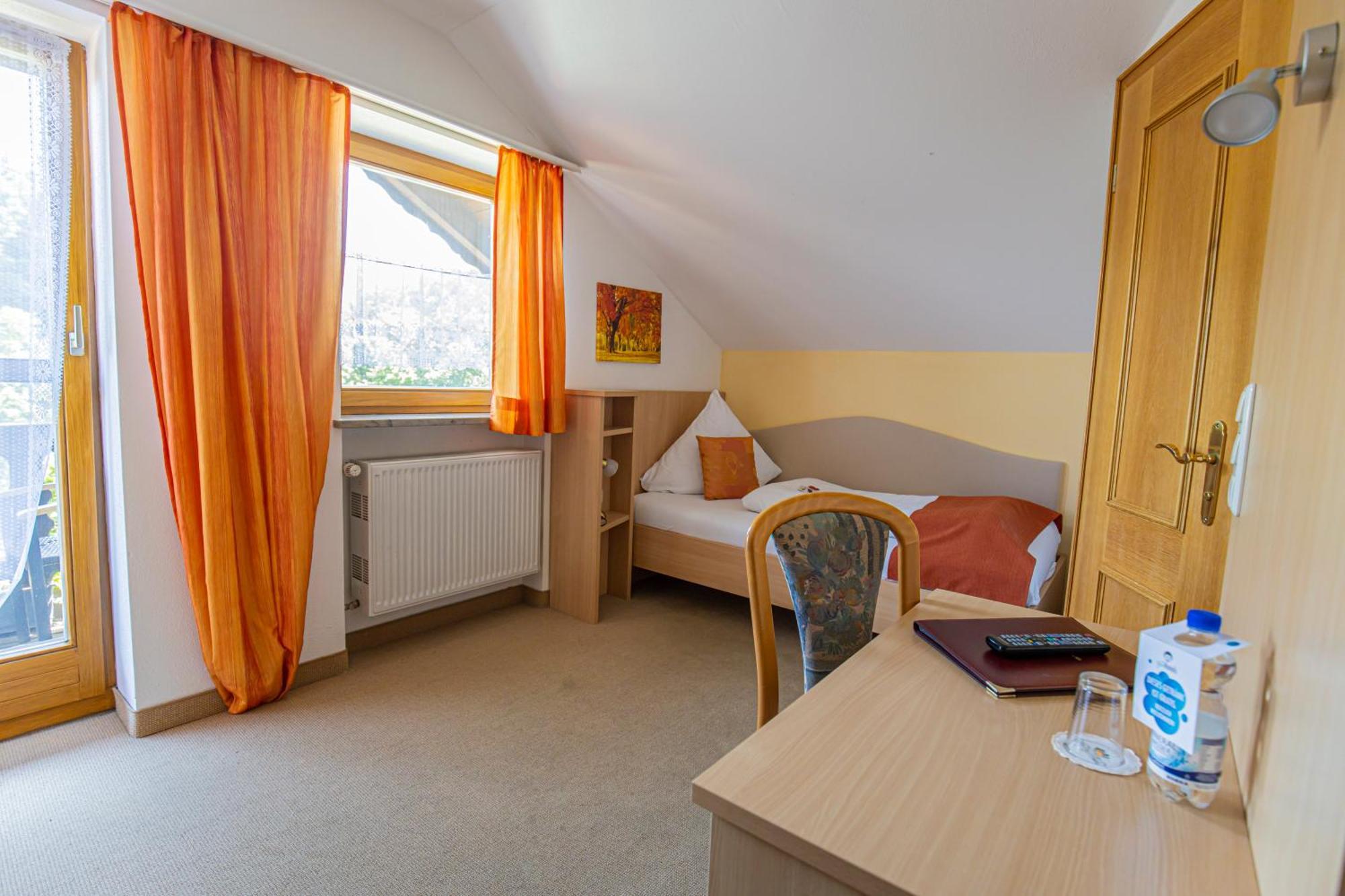 Land-Gut-Hotel Gasthof Waldschaenke Altfraunhofen Exterior photo